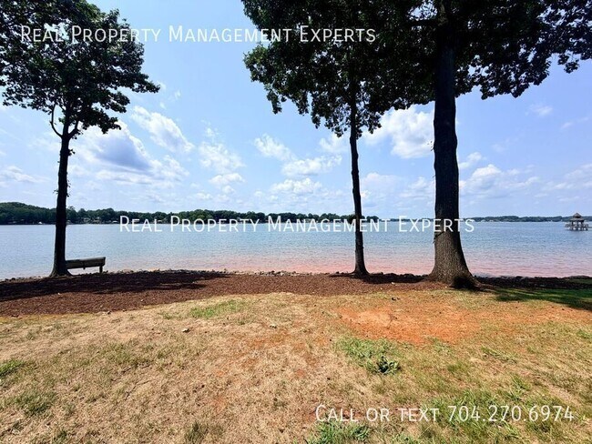 Building Photo - 913 Southwest Dr