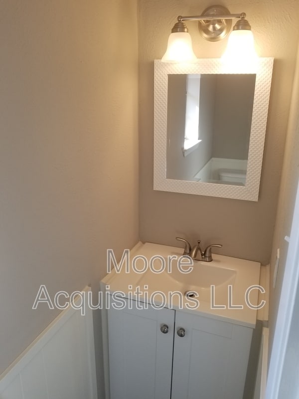 Building Photo - 1833 Skyline Dr