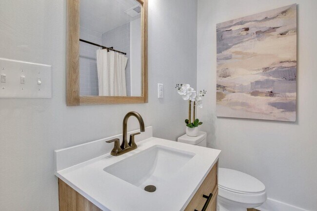 Building Photo - Beautifully renovated 3 bedroom, 2 bathroom home in the heart of North Charleston