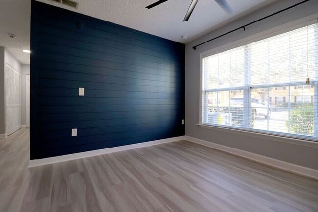 Building Photo - Newly renovated first floor condo! 2 bedrooms