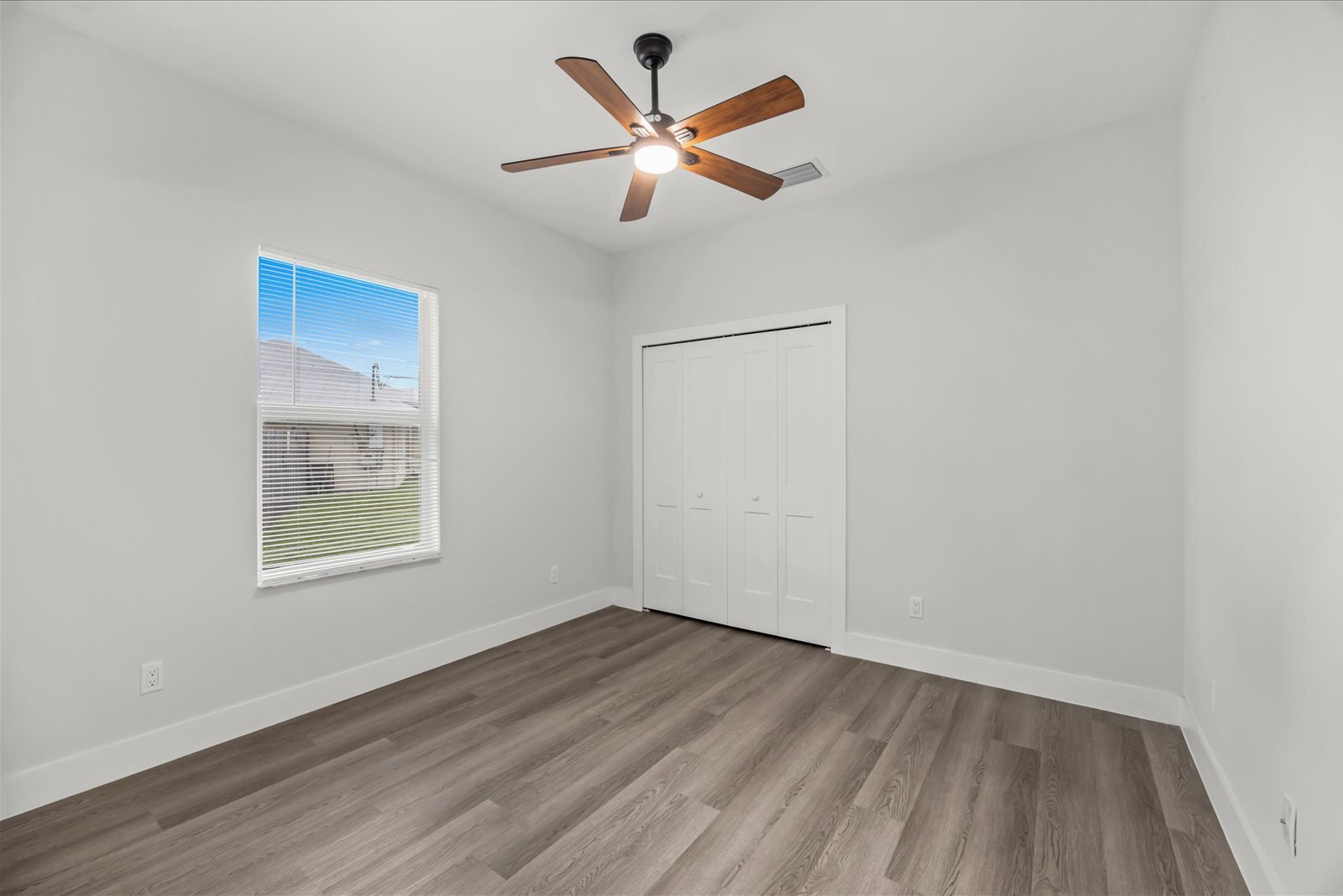 Building Photo - 419 SW Namoit Pl