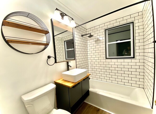 Building Photo - 423 Lawrence Ave