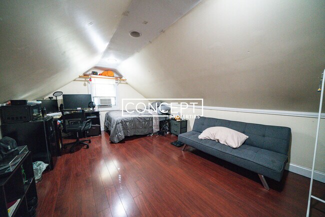 Building Photo - 4 Iroquois St