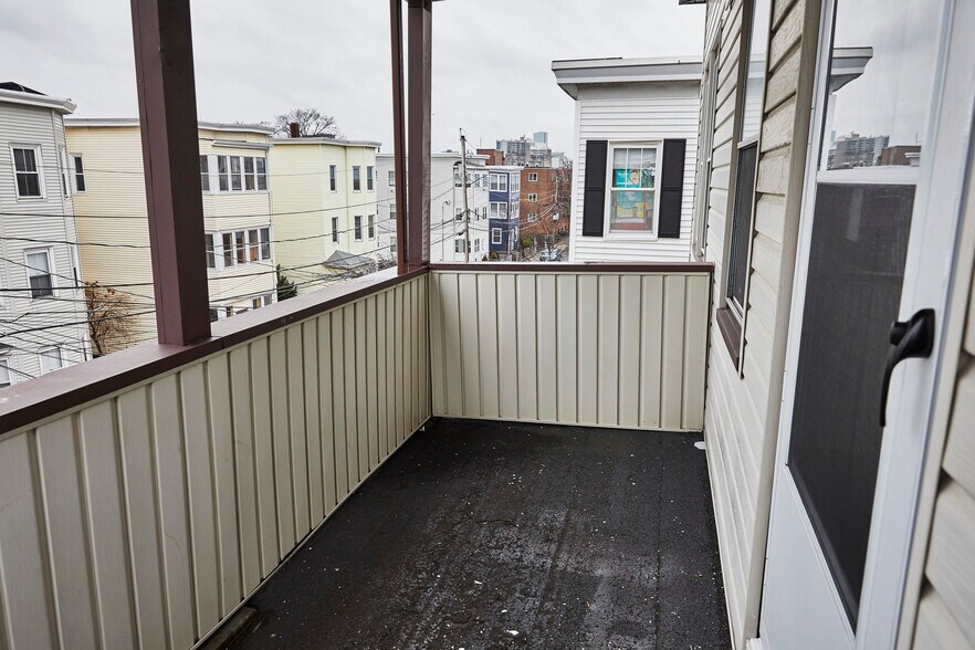 Building Photo - 52 Mansfield St