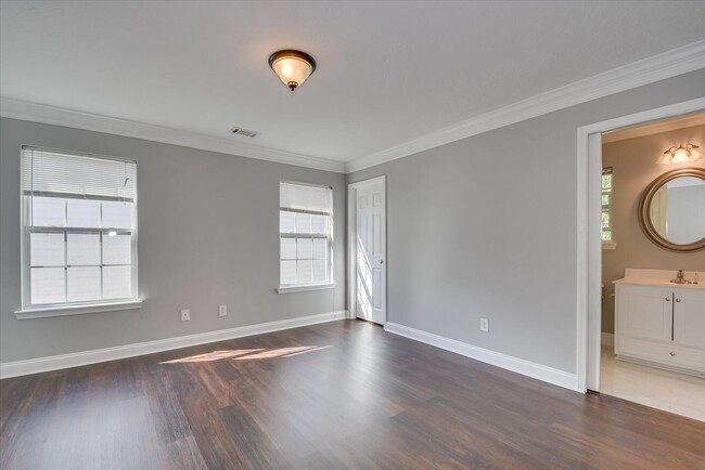 Building Photo - 2909 Aylesbury Dr