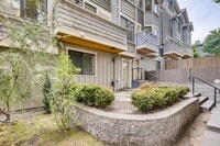 Building Photo - Immaculate 5 bedroom townhome available for instant move-in.