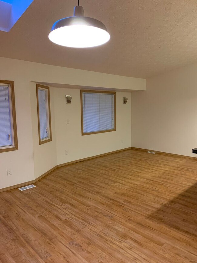 Building Photo - AVAILABLE NOW!! West side - 2 Bdrm, 1 Bath