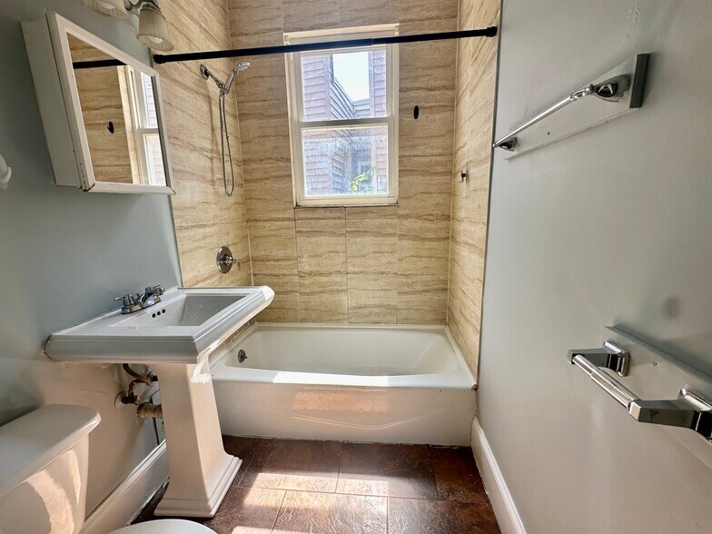 Building Photo - 731 Parker St