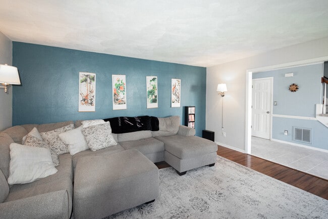 Building Photo - GORGEOUS 5 BEDROOM HOME LOCATED IN SALEM W...