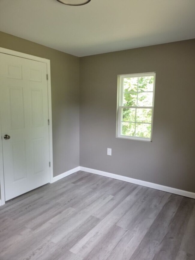 Building Photo - Renovated 3 Bedroom 2 Bath Home on 1 Acre for Rent!