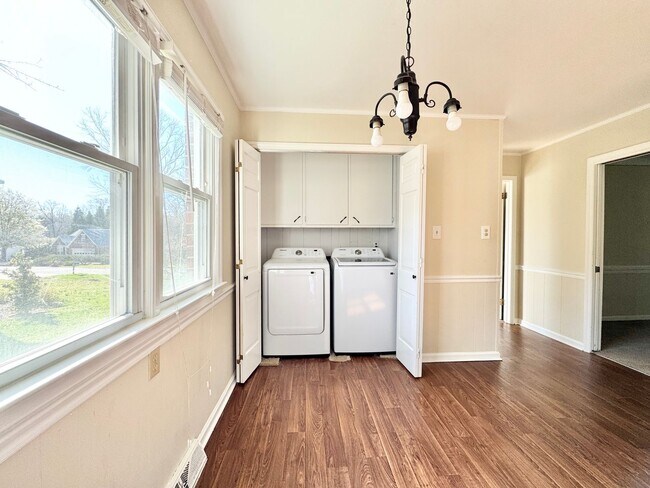 Building Photo - Spacious 3 Bedroom Home Convenient to New Garden