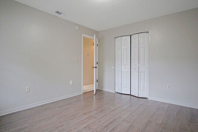 Building Photo - Private 2BR/1BA Duplex with Florida Room