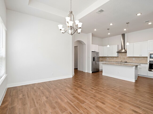 Building Photo - 586 Carriage House