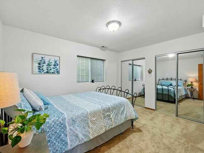 Building Photo - 440 Torrey Pines Way
