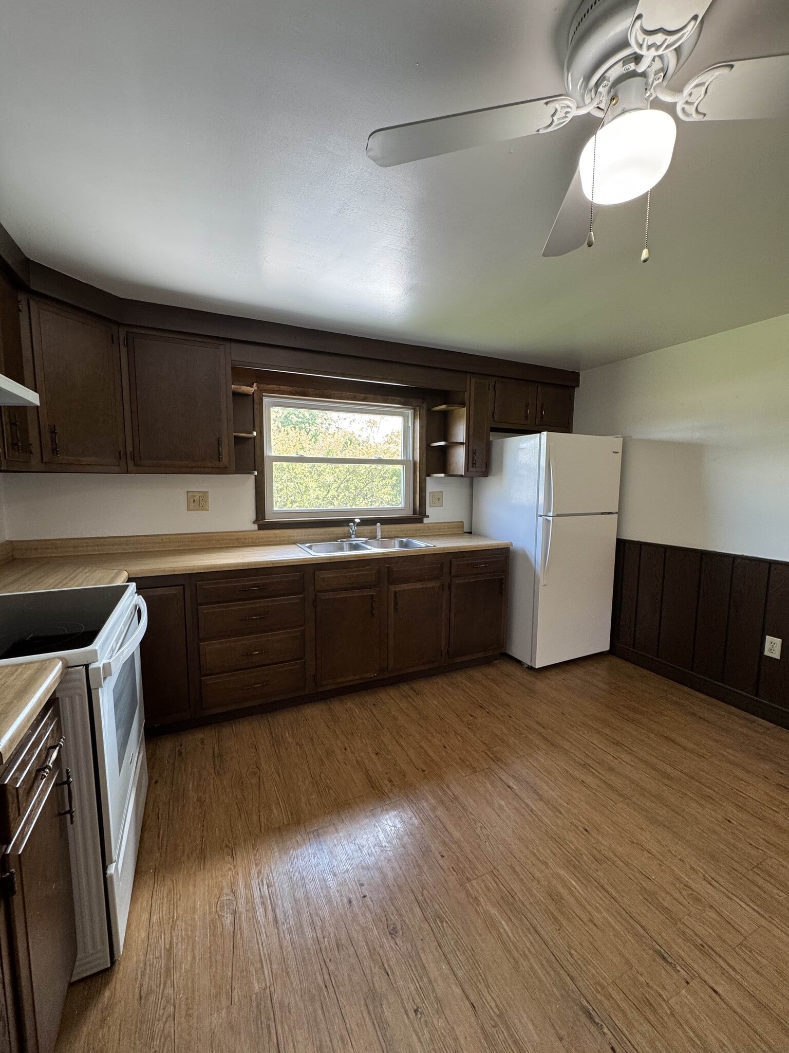 Spacious Eat-In - 107 Main St
