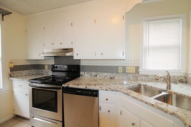 Building Photo - Charming 2 Bedroom, Large lot fenced in yard
