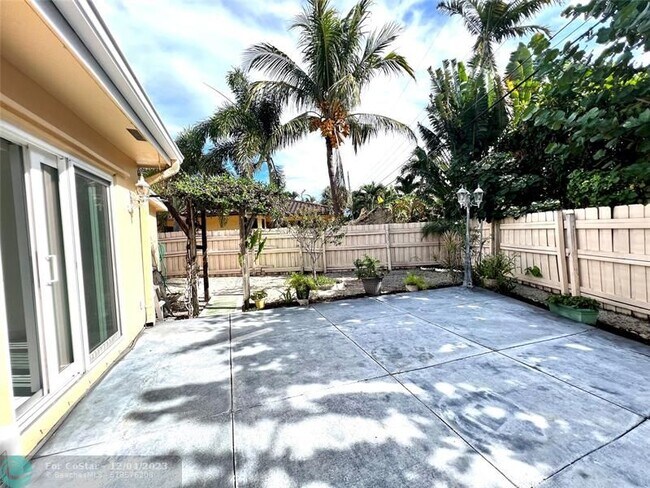 Building Photo - 1930 Windward Dr
