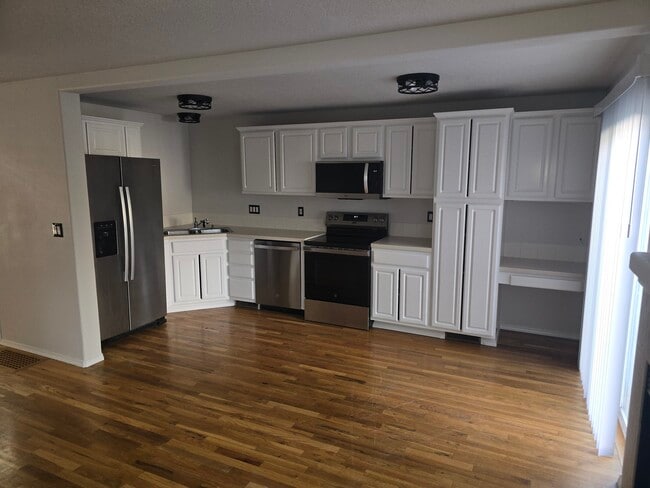 Building Photo - 222 W Hereford St