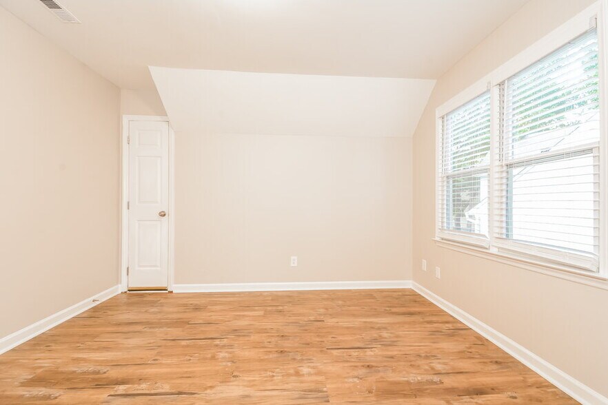Building Photo - 4504 Aviemore Crescent
