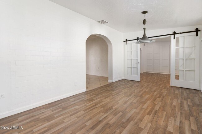 Building Photo - 930 E Whitton Ave