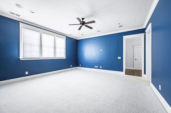 Building Photo - 1735 Hillmont Dr
