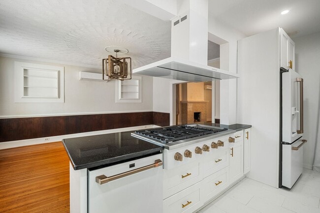 Building Photo - Beautiful Renovated 3 Bedroom 2.5 Bath off...
