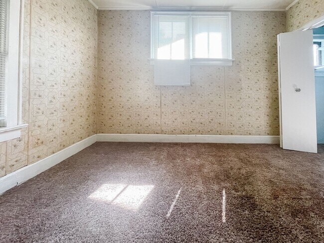 Building Photo - 2 bed House w/ Garage + Washer + Dryer in Unit