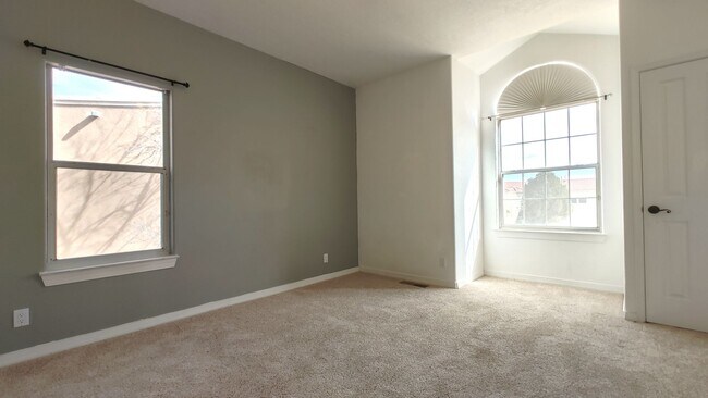 Building Photo - Beautiful 4 Bedroom 2.5 Bathroom House Located In The NE!