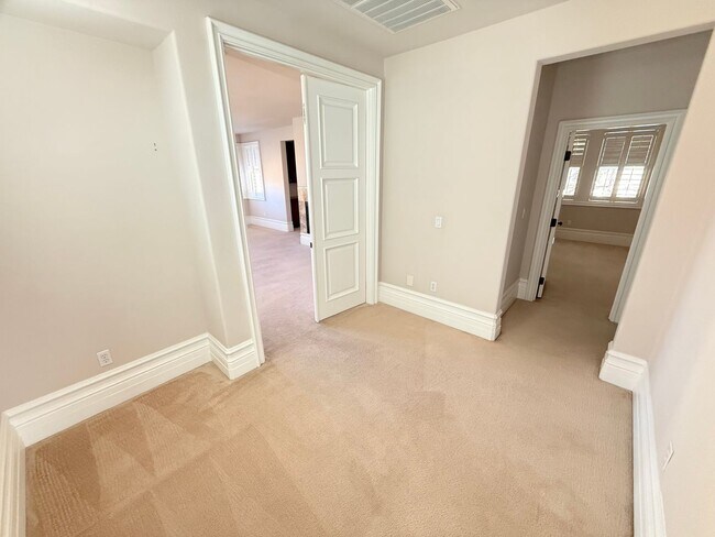 Building Photo - Tuscany Guard Gated Community