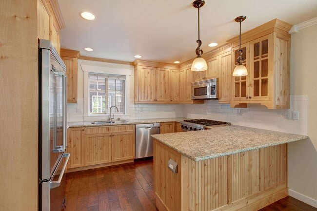 Building Photo - Charming Seattle Townhome with Garage Available Now! A/C included!