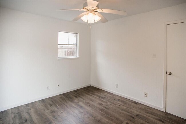 Building Photo - 5139 Meadow Creek Dr