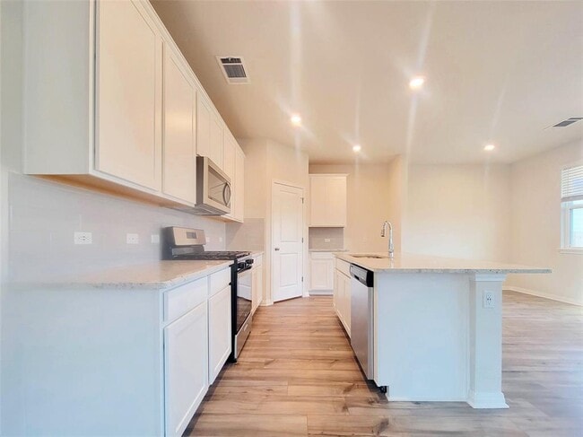 Building Photo - 120 Longmount Cv