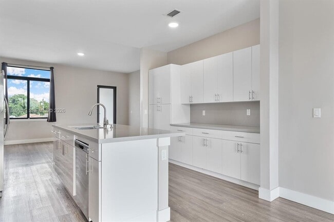 Building Photo - 444 E 16th St