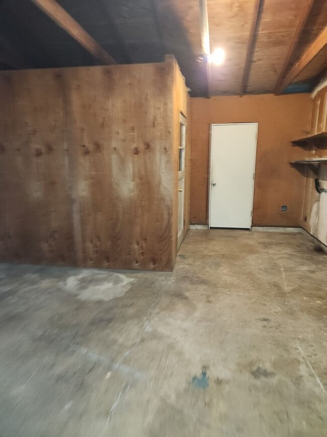 Building Photo - 3-bedroom 1 bath House