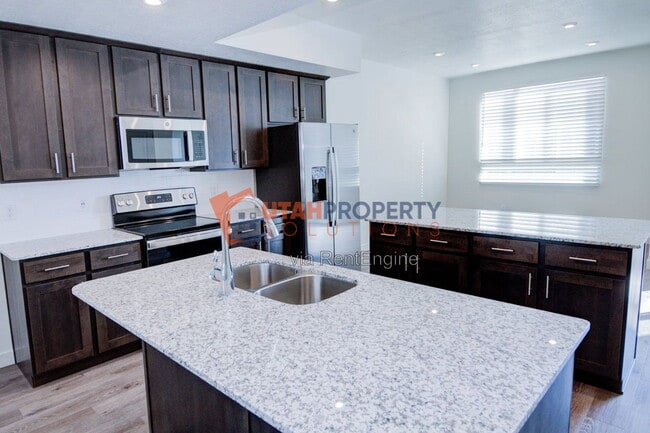 Building Photo - 1047 W 400 S