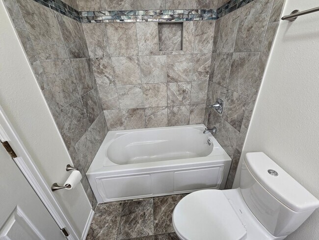 Building Photo - Beautifully Renovated, Top Floor, 2 Bedroom 2 Bath East Boulder Condo for Rent!
