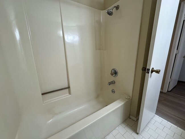 Building Photo - 3 bedroom 2 bathroom home Near In Broken A...