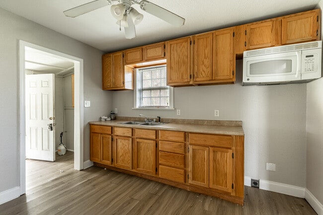 Building Photo - 911 E Craven Ave