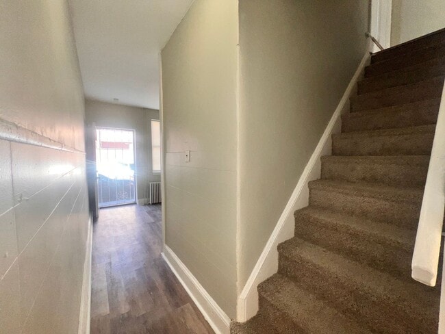 Building Photo - Contemporary 2 Bedroom Townhome w/ Updated Kitchen & Washer/dryer