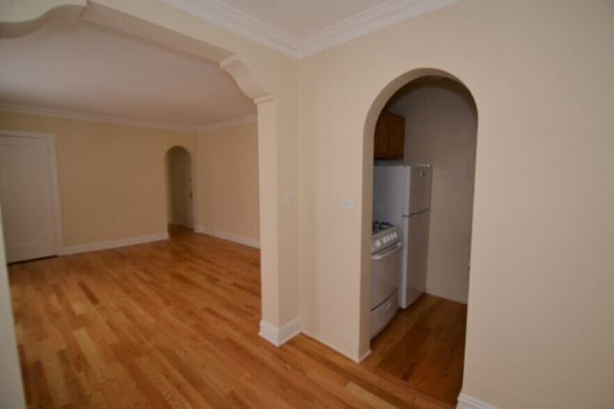 Building Photo - 429 W Roscoe St