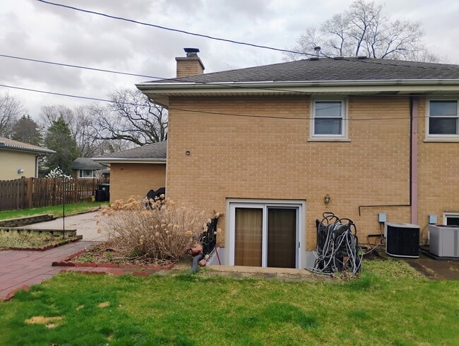 Building Photo - 904 S Edward St
