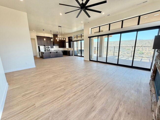Building Photo - Beautiful Single-Level Home with Trail Access & Stunning Views!!! Pet Friendly!
