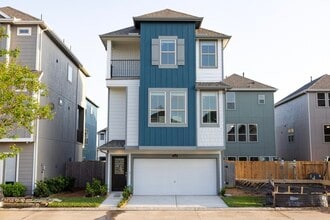 Building Photo - 2022 Groveland Glen Dr