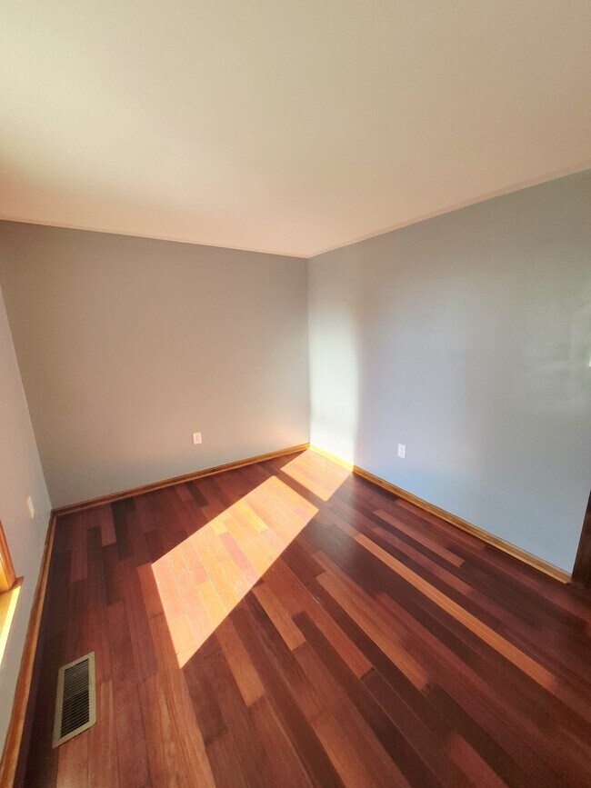 Building Photo - 976 Snow Mountain Rd