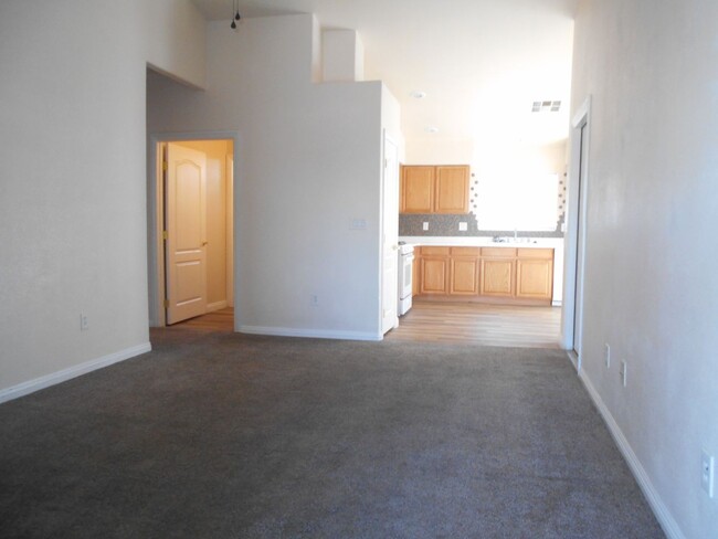 Building Photo - Gated Townhouse in the Heart of North Las ...