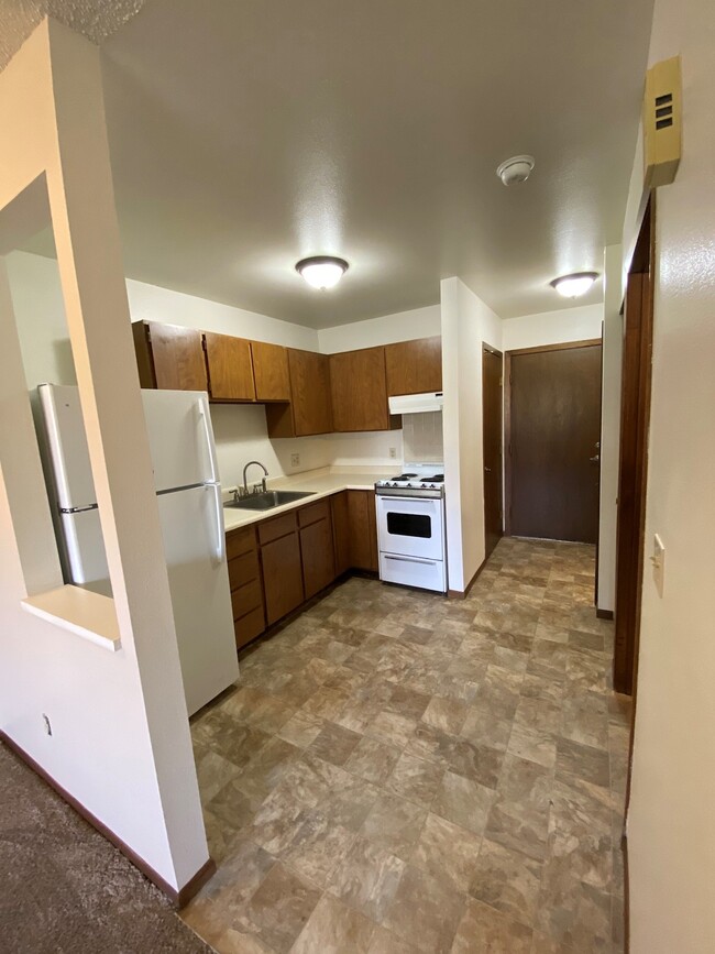 Building Photo - Golden Oaks Apartments