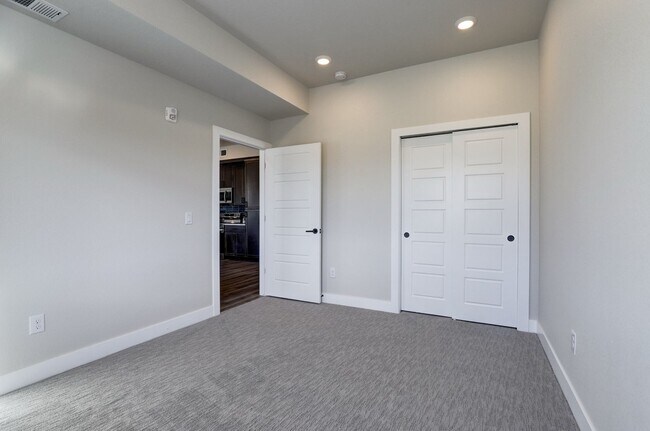 Building Photo - Modern 2-Bedroom Apartment in Prime Denver...