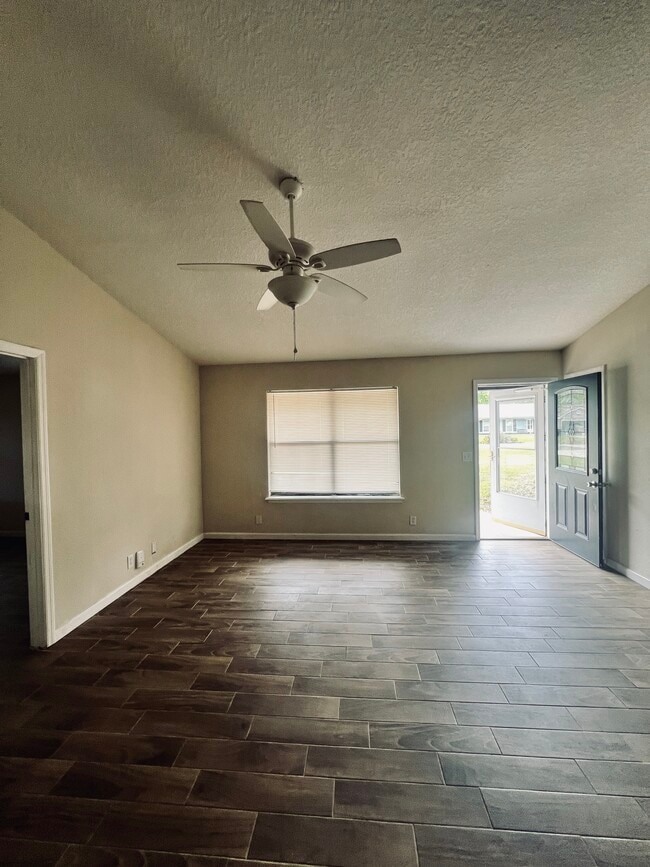 Building Photo - 103 Willow Lake Dr