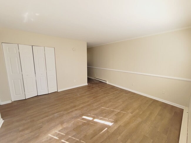 Building Photo - Lovely Two Bedroom - One Bathroom Brick Du...