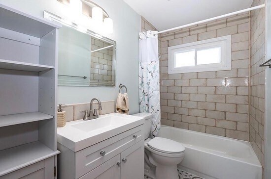Bathroom - 1104 Oak Blvd